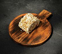 Меренговый рулет с фисташкой и малиной