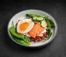 Картофельная вафля с форелью и глазуньей
