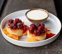Ванильные сырники с мандаринами и вишней