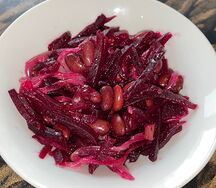 Салат с фасолью и свеклой 