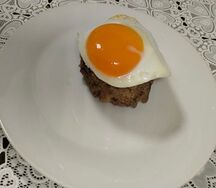 Бифштекс из говядины с яйцом