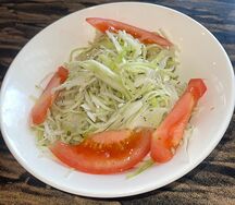 Салат из свежей капусты с помидором