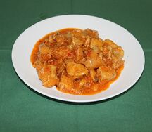 Гуляш куриный в томатном соусе 