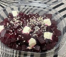 Салат с брынзой и кунжутом