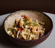 Жареный рис с морепродуктами и унаги