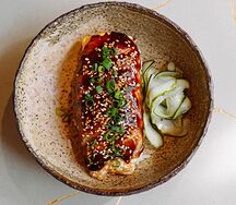 Угорь BBQ с омлетом и маринованным огурцом