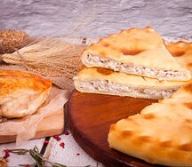 Пирог с курицей, сыром и орехом