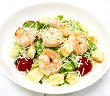 Салат Цезарь с креветками