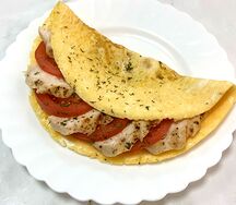 Омлет с курицей и томатами