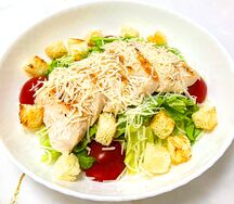 Салат Цезарь с курицей