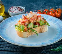 Брускетта с мясом краба и авокадо
