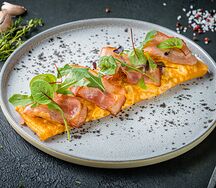 Омлет с беконом, картофелем, рукколой и трюфельным маслом
