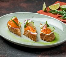 Брускетта с лососем