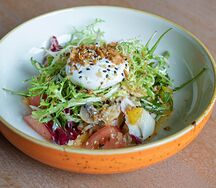 Салат с цыпленком и яйцом пашот