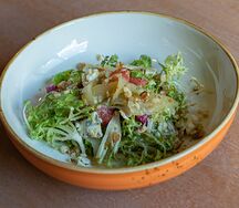 Салат с сыром дорблю