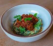 Говяжьи щечки в соусе сальса