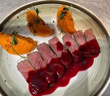 Говядина под бруснично-клубничным соусом