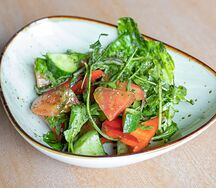 Овощной салат с соусом песто