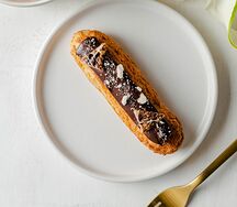 Эклер шоколадный