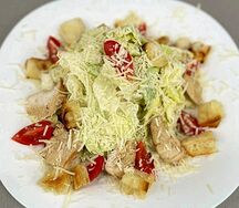 Салат Цезарь с курицей