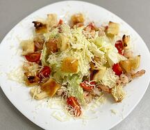 Салат Цезарь с креветками