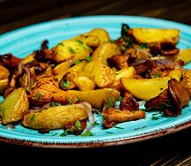 Картофель с грибами и луком