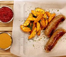Колбаски свиные с картофельными дольками