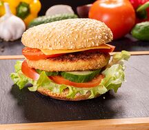 Бургер с курицей на углях