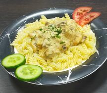 Макароны с курицей и грибами в сливочном соусе
