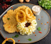 Шницель куриный с луковыми кольцами и картофельным пюре