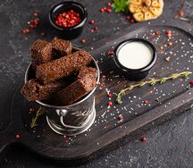 Гренки из бородинского хлеба с соусом блю чиз