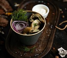 Соленые грузди со сметаной и красным луком