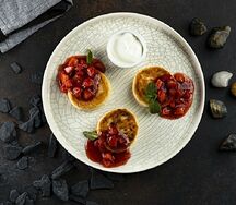 Сырники из рикотты с домашней сметаной и клубничным соусом