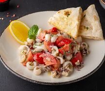 Салат с мини-кальмаром, узбекскими томатами