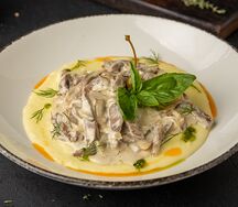 Бефстроганов из телячьего языка с картофельным пюре