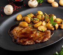 Отбивная из говядины с грибами и картофелем