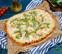 Римская пицца с черными тигровыми креветками