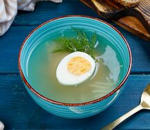 Куриный бульон с вермишелью и яйцом