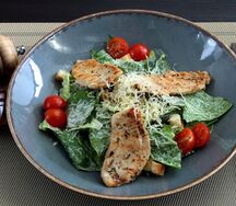 Салат Цезарь с куриной грудкой гриль