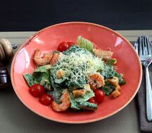 Салат Цезарь с креветками
