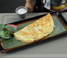 Фирменный омлет с лососем и грибами