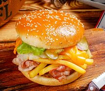 Чизбургер с картошкой фри и беконом