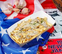 Картофель фри под грибным соусом