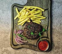 Плескавица с аваром и помфритом