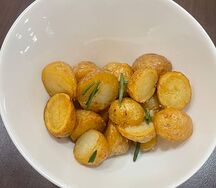 Картофель бэйби с чесноком и розмарином