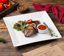 Медальоны из говяжьей вырезки с печеными овощами