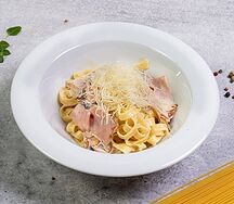 Феттуччине с ветчиной и грибами