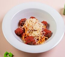 Спагетти с фрикадельками в томатном соусе