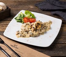 Медальоны свиные в сливочно-грибном соусе