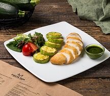 Куриная грудка с цукини и песто